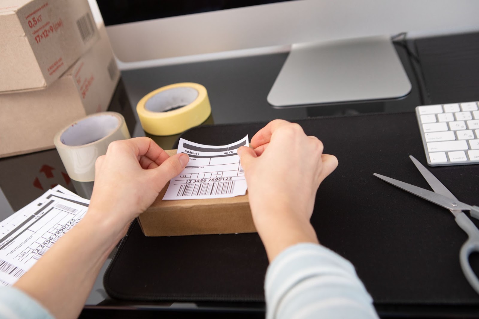 How to Ship Fragile Items Without Damage – Expert Guide for Safe Shipping 1 a person applaying shipping ticket on a box