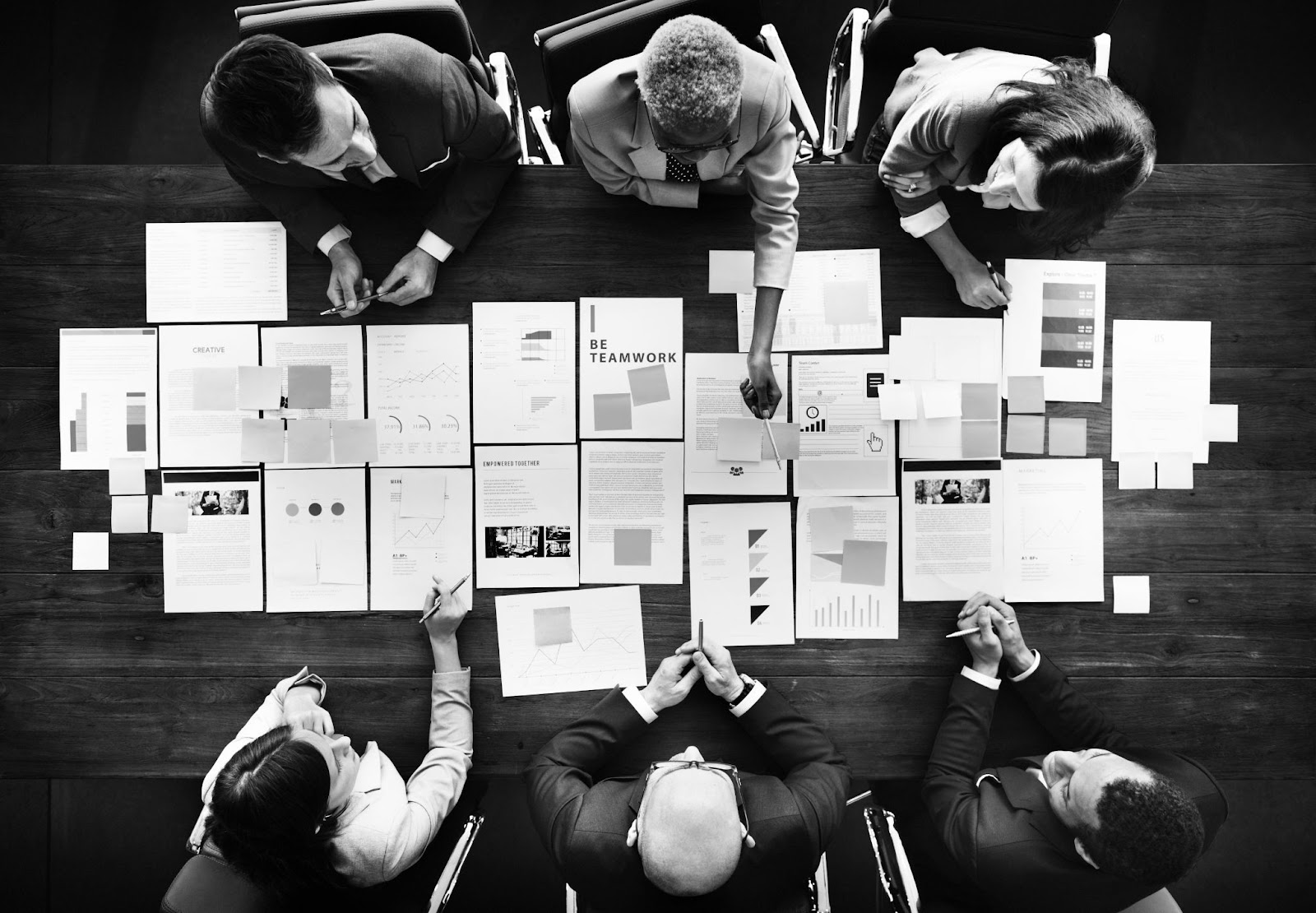 How to Become an Entrepreneur: The Ultimate Step-by-Step Guide 1 Group of entrepreneurs talking a discussing about business