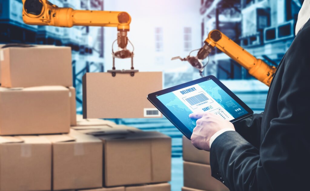 Automation and AI in Dropshipping: Tools to Optimize Your Business in 2025 1 Sistema automatizzato con bracci robotici e gestione digitale delle spedizioni in un magazzino, simbolo dell’integrazione tra dropshipping, automazione e intelligenza artificiale.